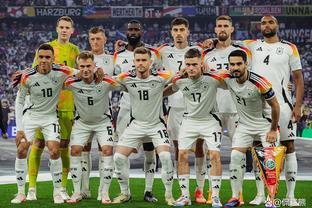 拜仁24/25赛季客场球衣采用锈迹艺术图案，致敬巴伐利亚雕像